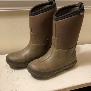 Kids muck boots size2